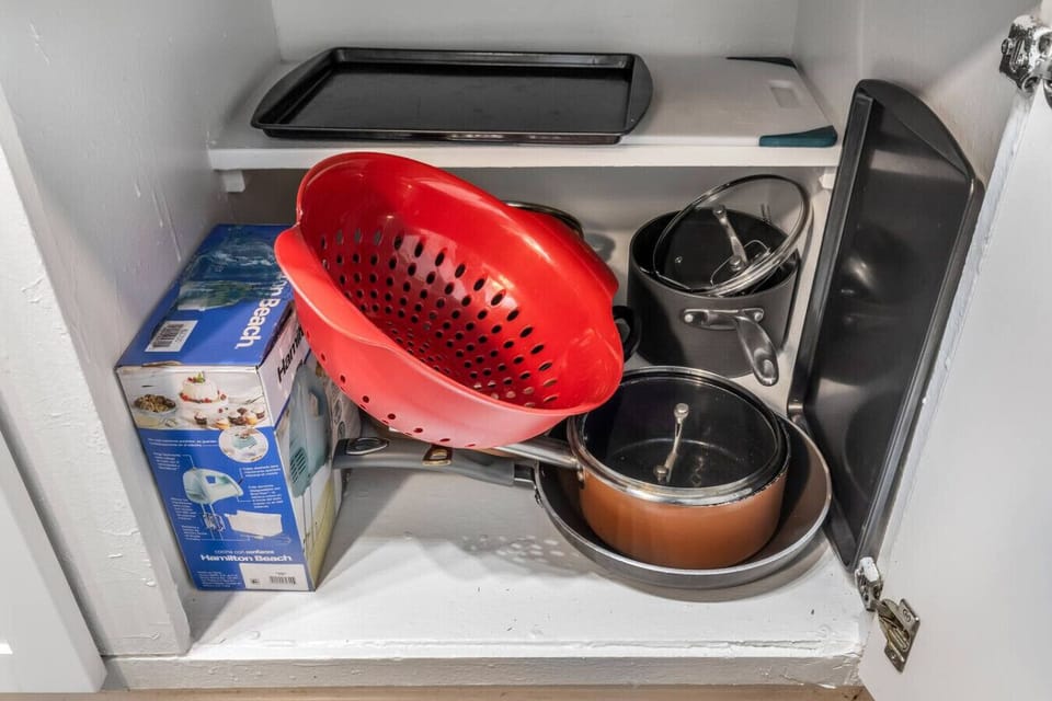 Fully equipped kitchen with modern appliances, perfect for preparing meals during your stay in Arlington. A convenient option for longer stays, game weekends, or concert trips near AT&T Stadium