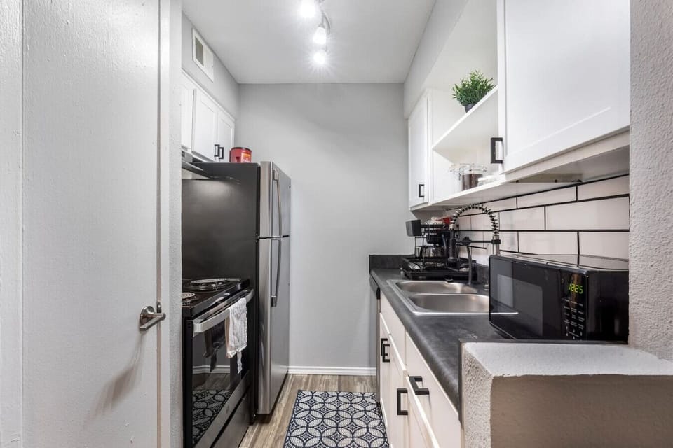 Fully equipped kitchen with modern appliances, perfect for preparing meals during your stay in Arlington. A convenient option for longer stays, game weekends, or concert trips near AT&T Stadium