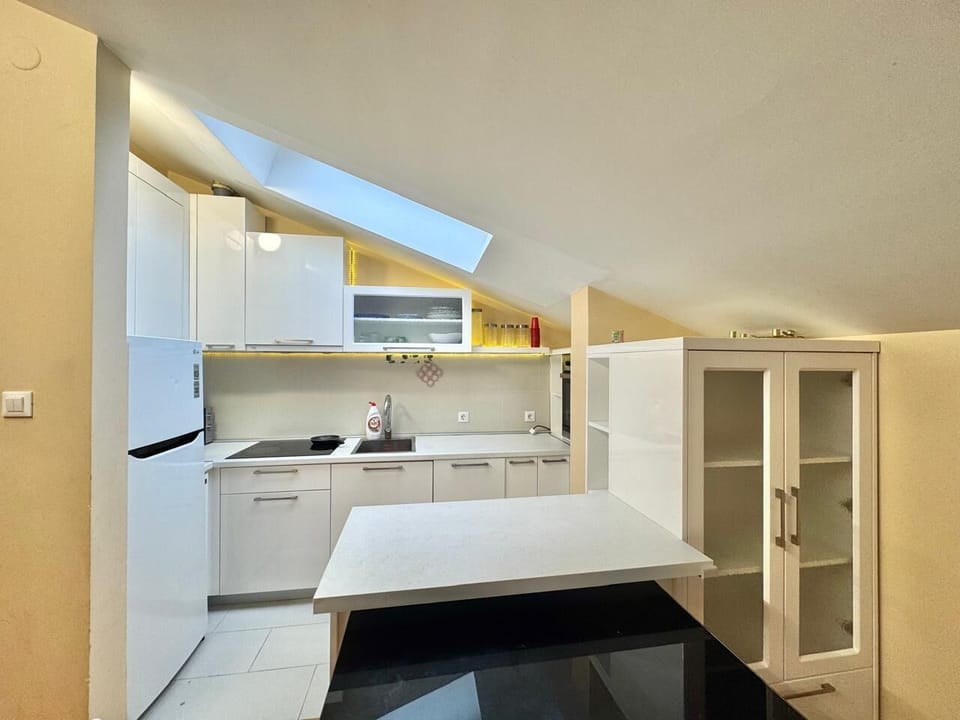 Luxury Apartment, City View | Private kitchen