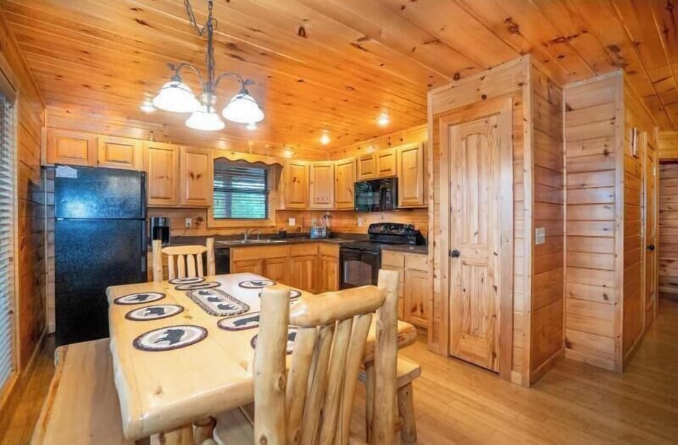 Room, Multiple Beds, Pets Not Allowed, Mountain View (Bearly Chocolate (2)) | Dining
