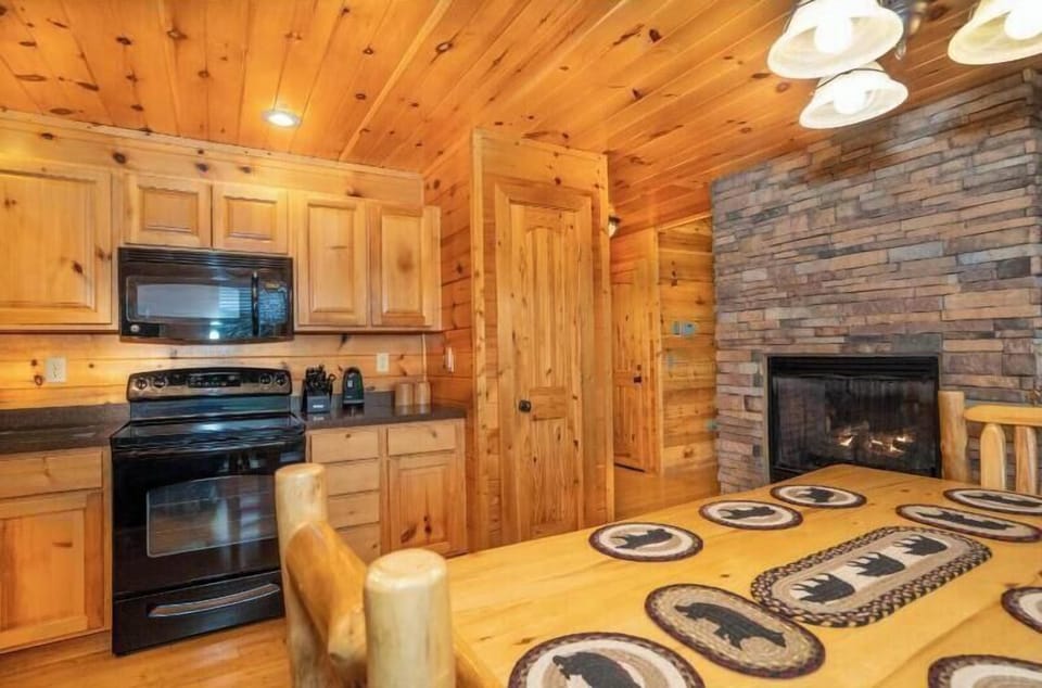 Room, Multiple Beds, Pets Not Allowed, Mountain View (Bearly Chocolate (2)) | Private kitchen | Dining table
