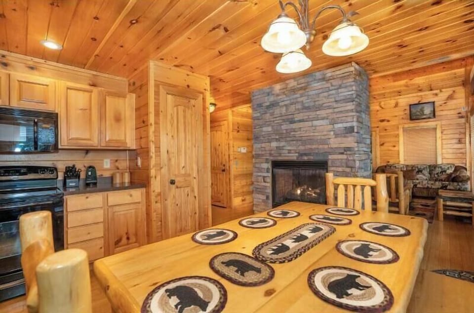 Room, Multiple Beds, Pets Not Allowed, Mountain View (Bearly Chocolate (2)) | Interior