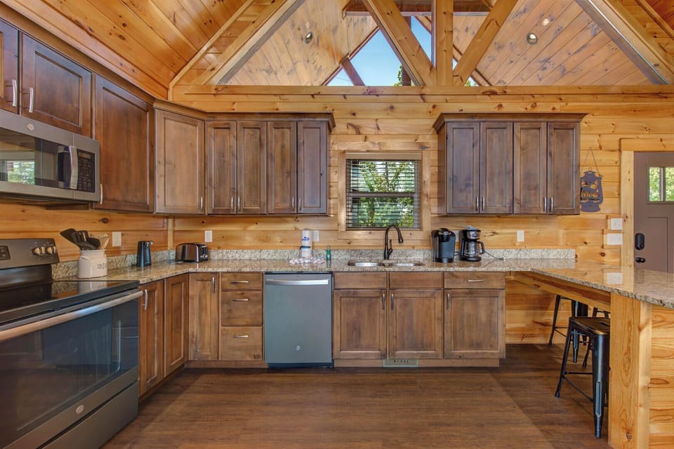Cabin, Multiple Beds, Patio, Mountain View (Majestic View) | Private kitchen | Dining table