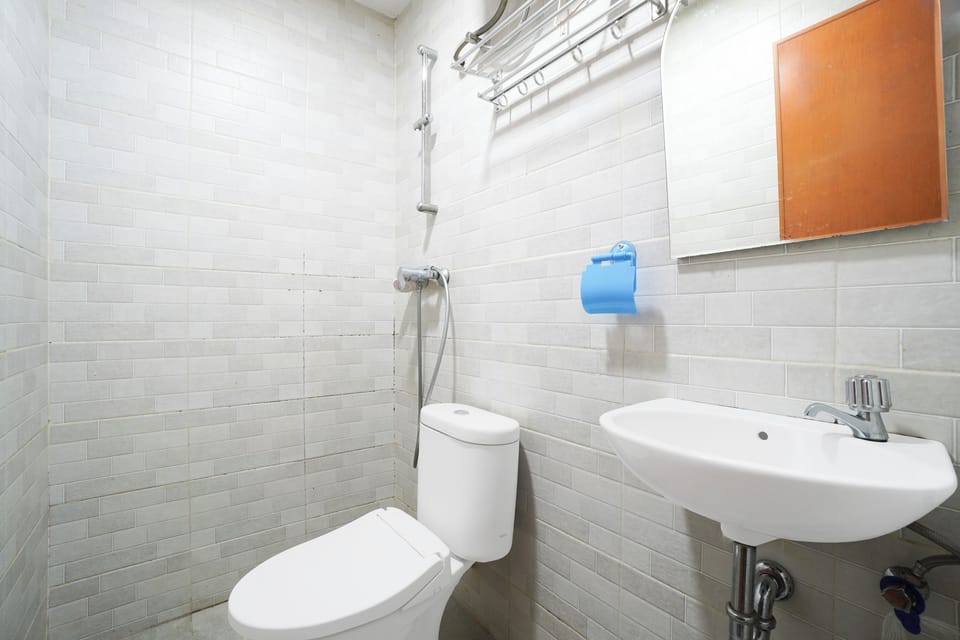 Deluxe Suite | Bathroom | Shower, free toiletries, towels, soap
