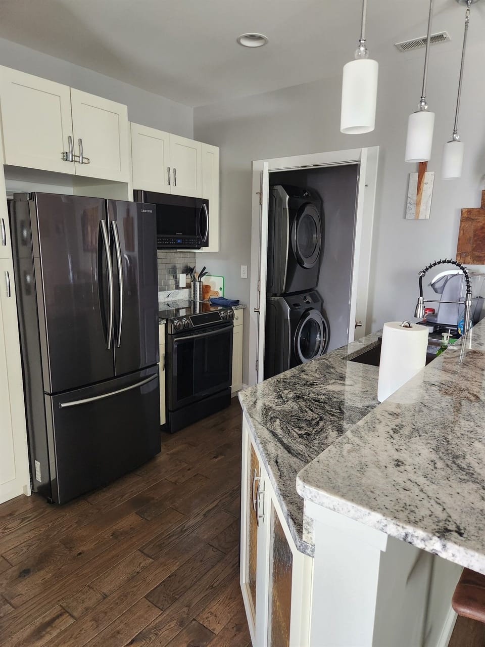 Full kitchen and laundry