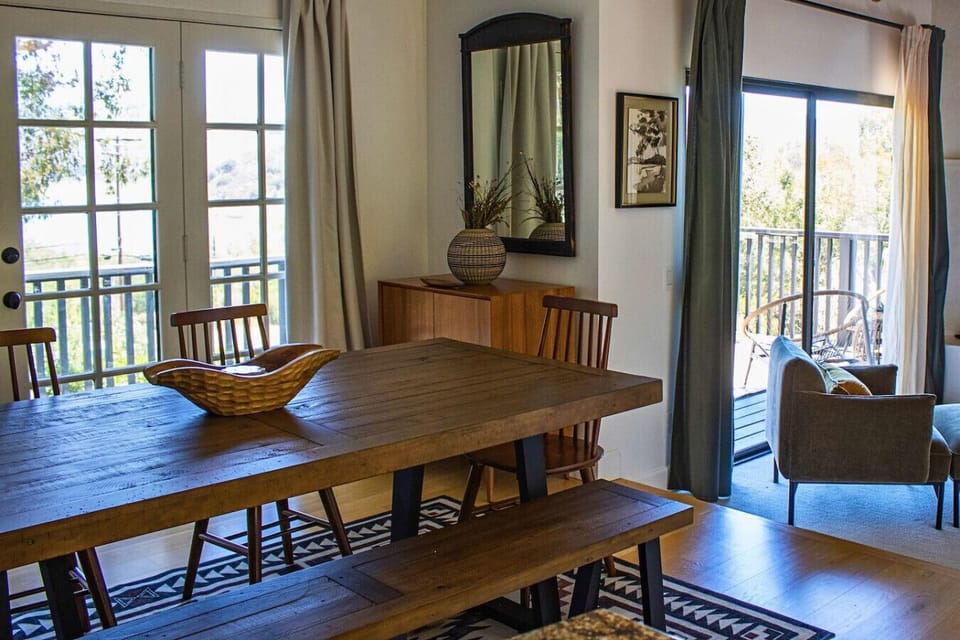 Dining area with seating for 6, offering breathtaking lake views and easy access to the expansive deck for seamless indoor-outdoor dining.