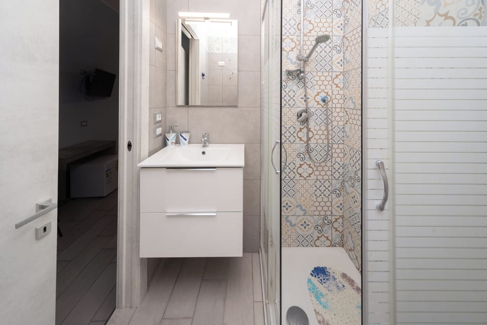 Classic Room | Bathroom | Shower, hair dryer, bidet, towels