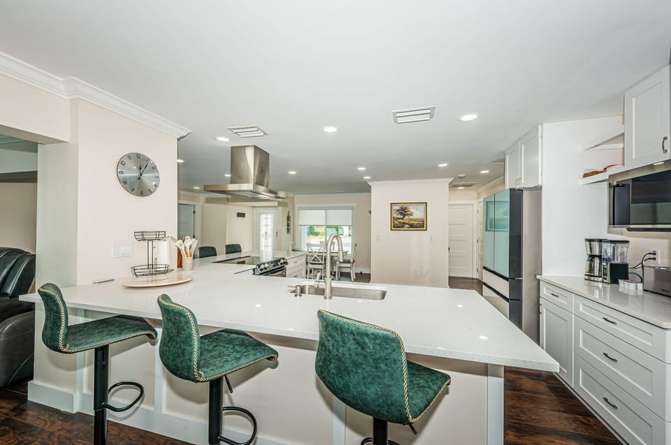 Extra seating at kitchen counter bar