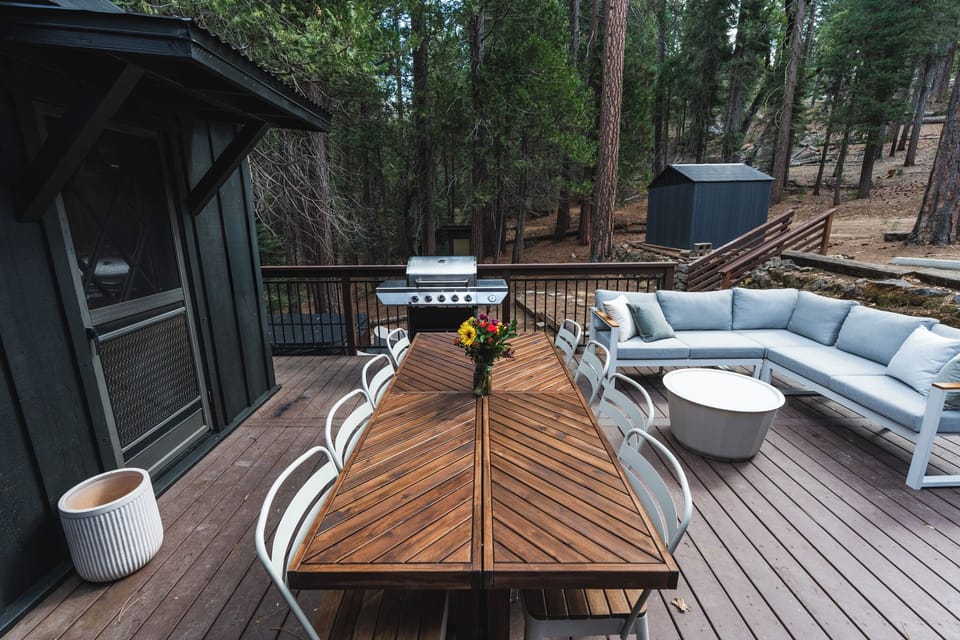 Forest-view outdoor dining with BBQ and lounge seating for long, relaxing evenings.