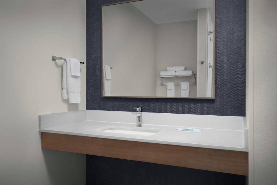 Combined shower/tub, free toiletries, hair dryer, towels