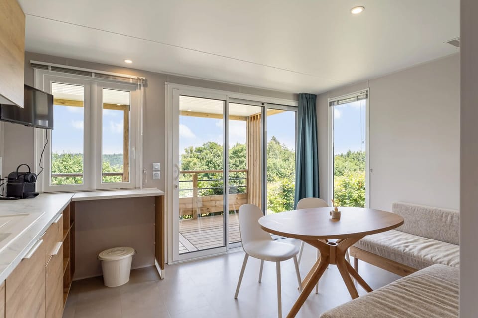 Camping Papillon Bouillon - Vakantiehuis Premium - Dining room