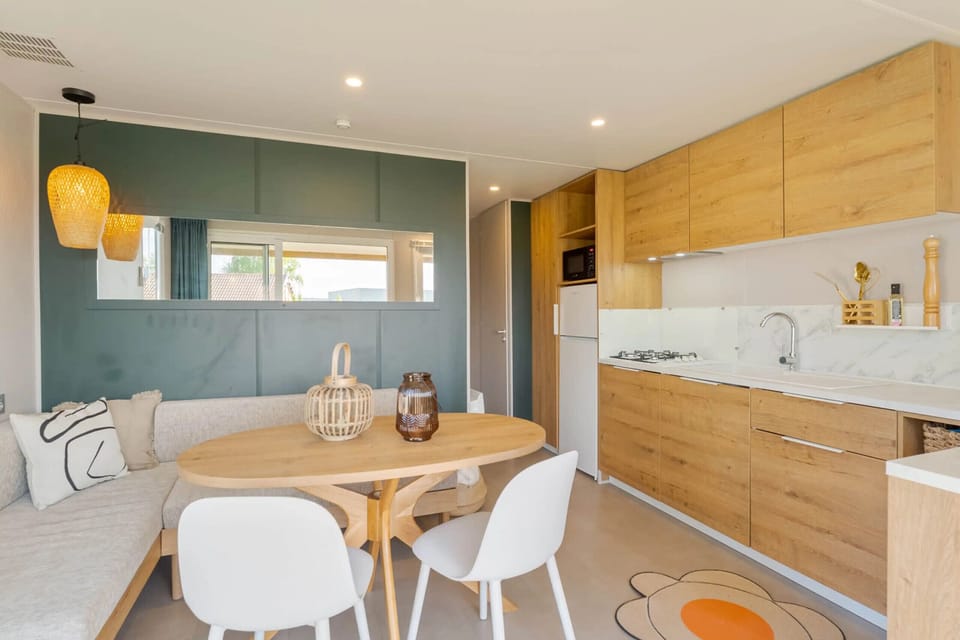 Camping Papillon Kinrooi – 139 - kitchen and dining table