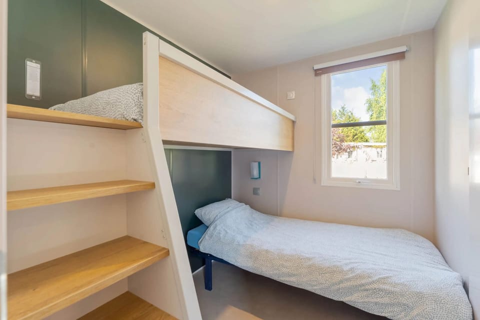 Camping Papillon Kinrooi – 139 - bedroom with 2 single beds