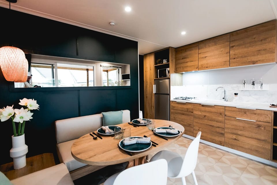 Camping Papillon Kinrooi – 87 - dining table and kitchen