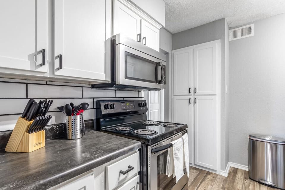 Fully equipped kitchen with modern appliances, perfect for preparing meals during your stay in Arlington. A convenient option for longer stays, game weekends, or concert trips near AT&T Stadium