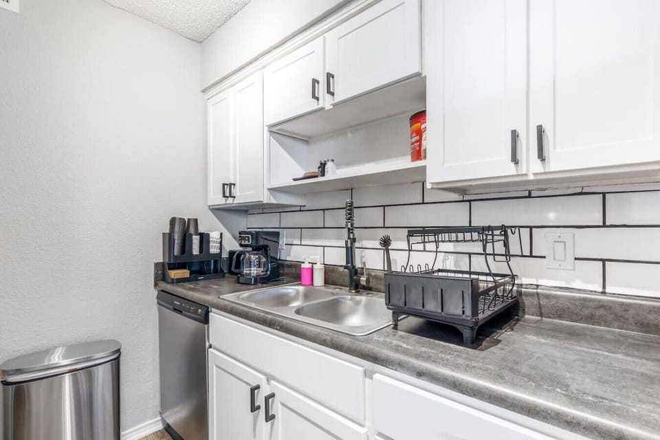 Fully equipped kitchen with modern appliances, perfect for preparing meals during your stay in Arlington. A convenient option for longer stays, game weekends, or concert trips near AT&T Stadium