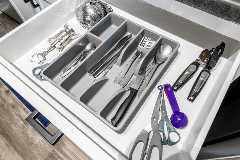Fully equipped kitchen with modern appliances, perfect for preparing meals during your stay in Arlington. A convenient option for longer stays, game weekends, or concert trips near AT&T Stadium
