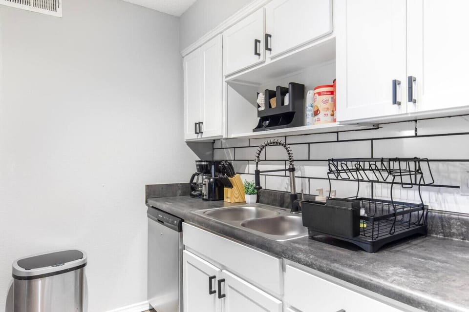 Fully equipped kitchen with modern appliances, perfect for preparing meals during your stay in Arlington. A convenient option for longer stays, game weekends, or concert trips near AT&T Stadium