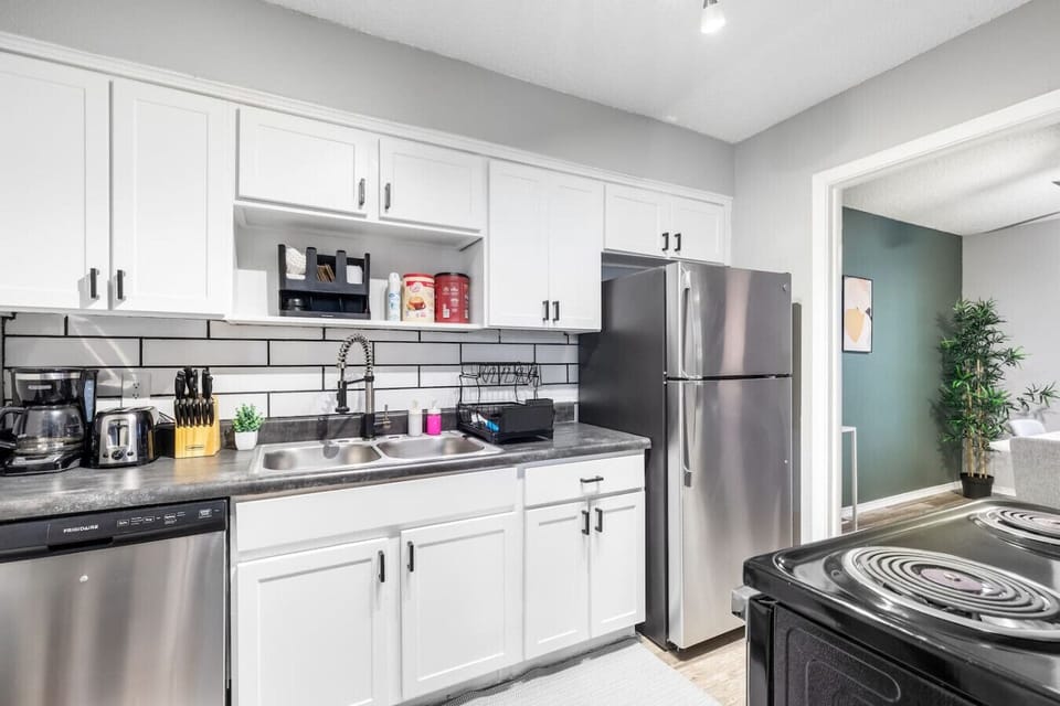 Fully equipped kitchen with modern appliances, perfect for preparing meals during your stay in Arlington. A convenient option for longer stays, game weekends, or concert trips near AT&T Stadium