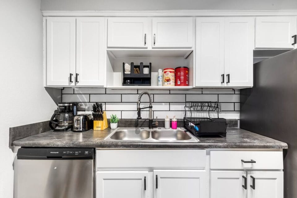 Fully equipped kitchen with modern appliances, perfect for preparing meals during your stay in Arlington. A convenient option for longer stays, game weekends, or concert trips near AT&T Stadium