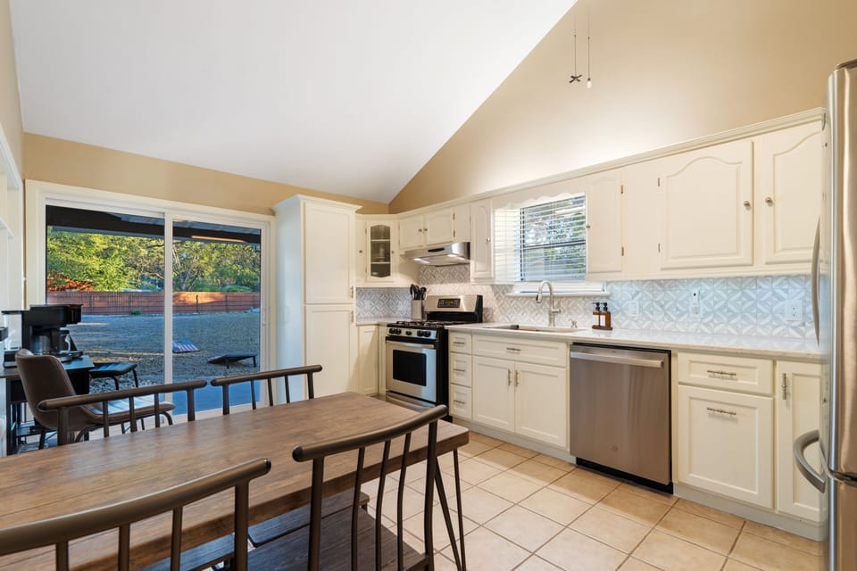 Kitchen fully equipped with all your cooking needs. 