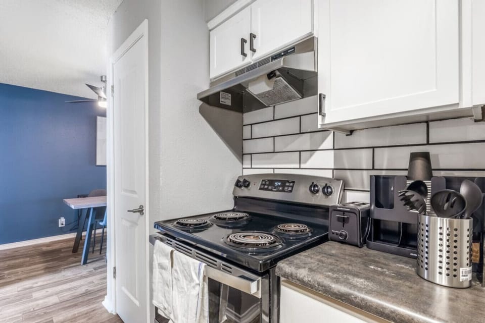 Fully equipped kitchen with modern appliances, perfect for preparing meals during your stay in Arlington. A convenient option for longer stays, game weekends, or concert trips near AT&T Stadium