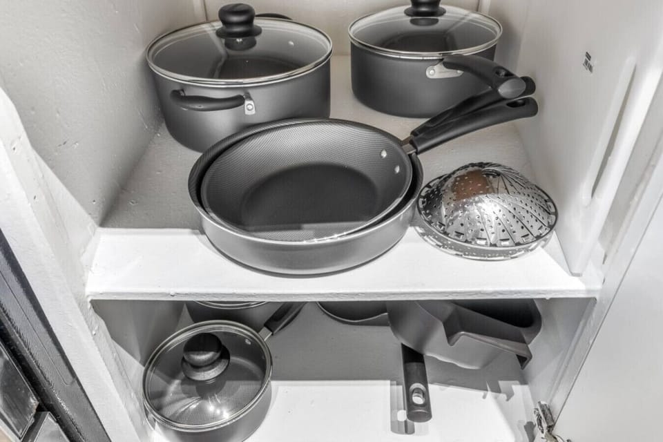 Fully equipped kitchen with modern appliances, perfect for preparing meals during your stay in Arlington. A convenient option for longer stays, game weekends, or concert trips near AT&T Stadium