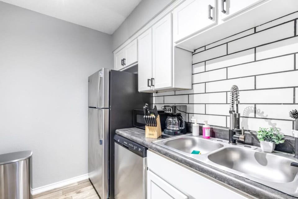Fully equipped kitchen with modern appliances, perfect for preparing meals during your stay in Arlington. A convenient option for longer stays, game weekends, or concert trips near AT&T Stadium