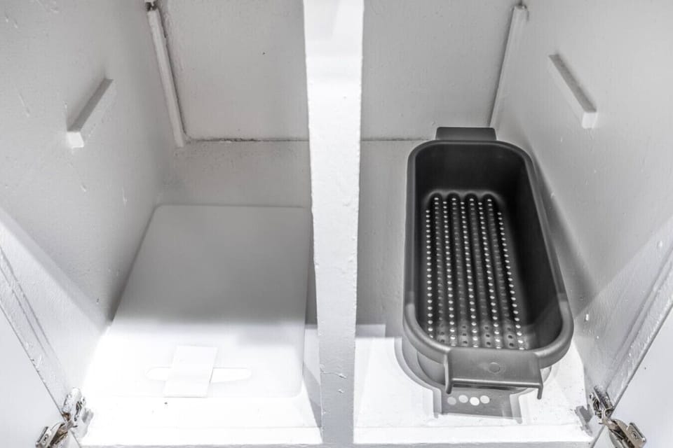 Fully equipped kitchen with modern appliances, perfect for preparing meals during your stay in Arlington. A convenient option for longer stays, game weekends, or concert trips near AT&T Stadium