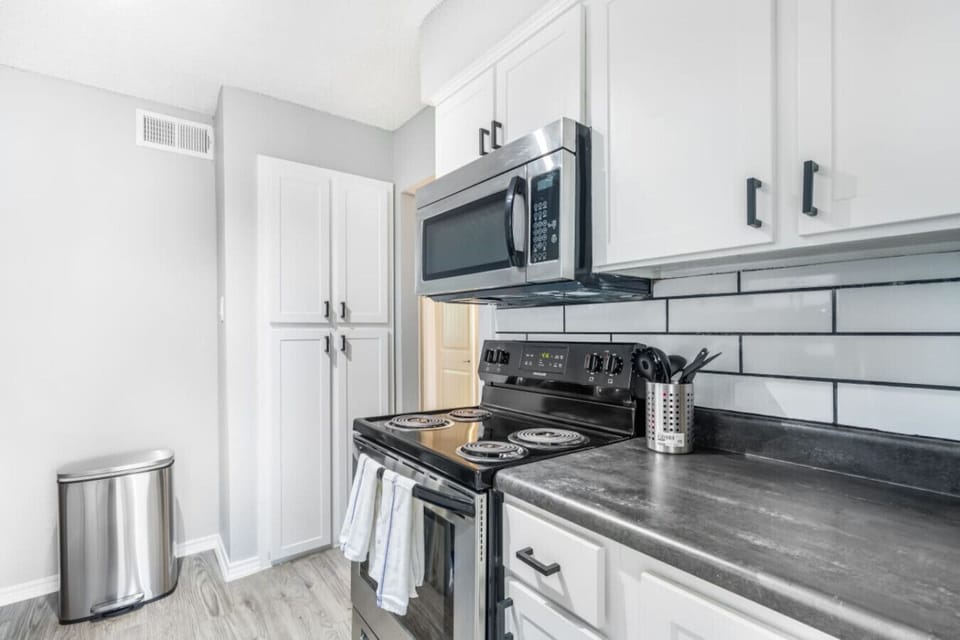 Fully equipped kitchen with modern appliances, perfect for preparing meals during your stay in Arlington. A convenient option for longer stays, game weekends, or concert trips near AT&T Stadium
