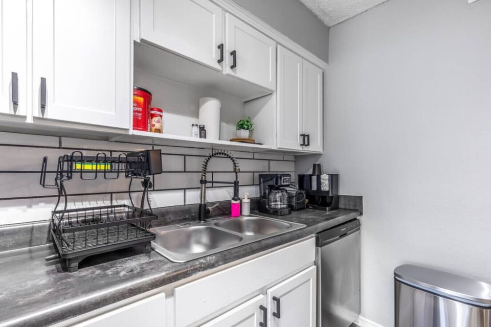 Fully equipped kitchen with modern appliances, perfect for preparing meals during your stay in Arlington. A convenient option for longer stays, game weekends, or concert trips near AT&T Stadium