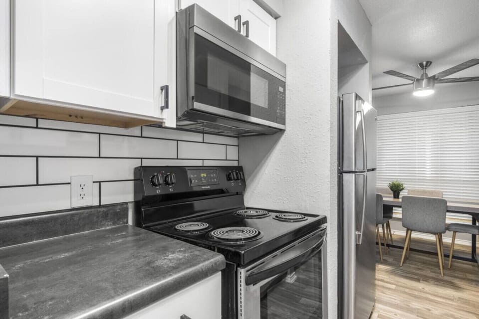 Fully equipped kitchen with modern appliances, perfect for preparing meals during your stay in Arlington. A convenient option for longer stays, game weekends, or concert trips near AT&T Stadium
