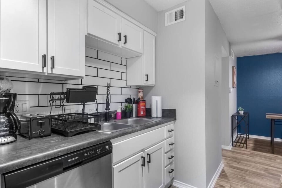 Fully equipped kitchen with modern appliances, perfect for preparing meals during your stay in Arlington. A convenient option for longer stays, game weekends, or concert trips near AT&T Stadium