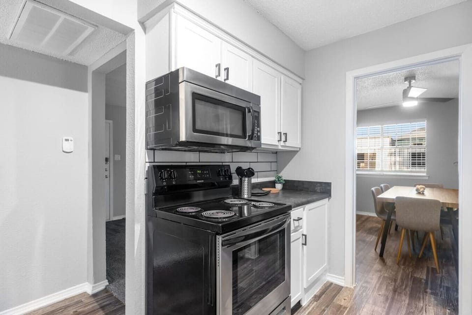 Fully equipped kitchen with modern appliances, perfect for preparing meals during your stay in Arlington. A convenient option for longer stays, game weekends, or concert trips near AT&T Stadium