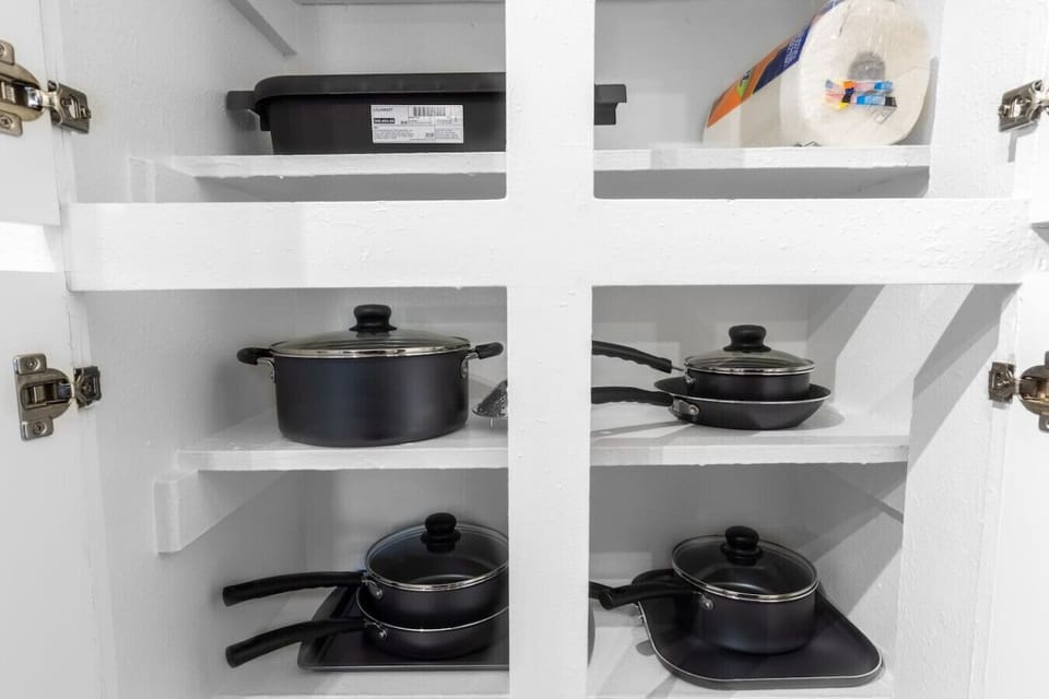 Fully equipped kitchen with modern appliances, perfect for preparing meals during your stay in Arlington. A convenient option for longer stays, game weekends, or concert trips near AT&T Stadium