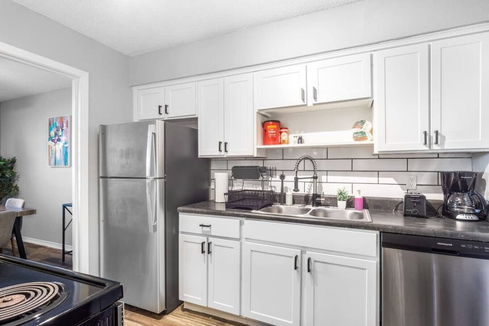 Fully equipped kitchen with modern appliances, perfect for preparing meals during your stay in Arlington. A convenient option for longer stays, game weekends, or concert trips near AT&T Stadium
