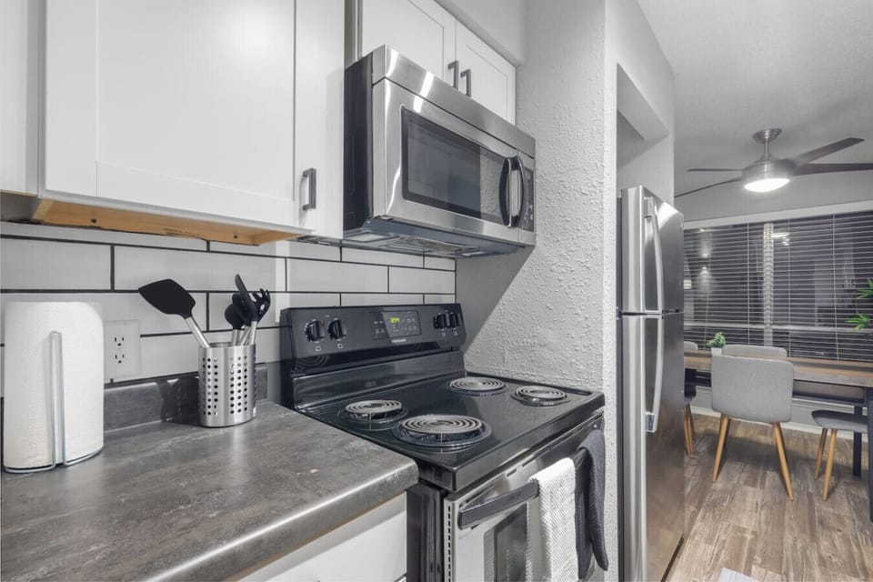 Fully equipped kitchen with modern appliances, perfect for preparing meals during your stay in Arlington. A convenient option for longer stays, game weekends, or concert trips near AT&T Stadium