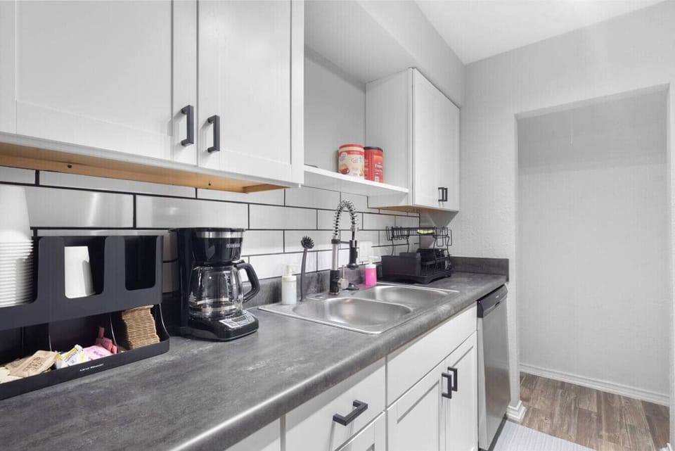 Fully equipped kitchen with modern appliances, perfect for preparing meals during your stay in Arlington. A convenient option for longer stays, game weekends, or concert trips near AT&T Stadium