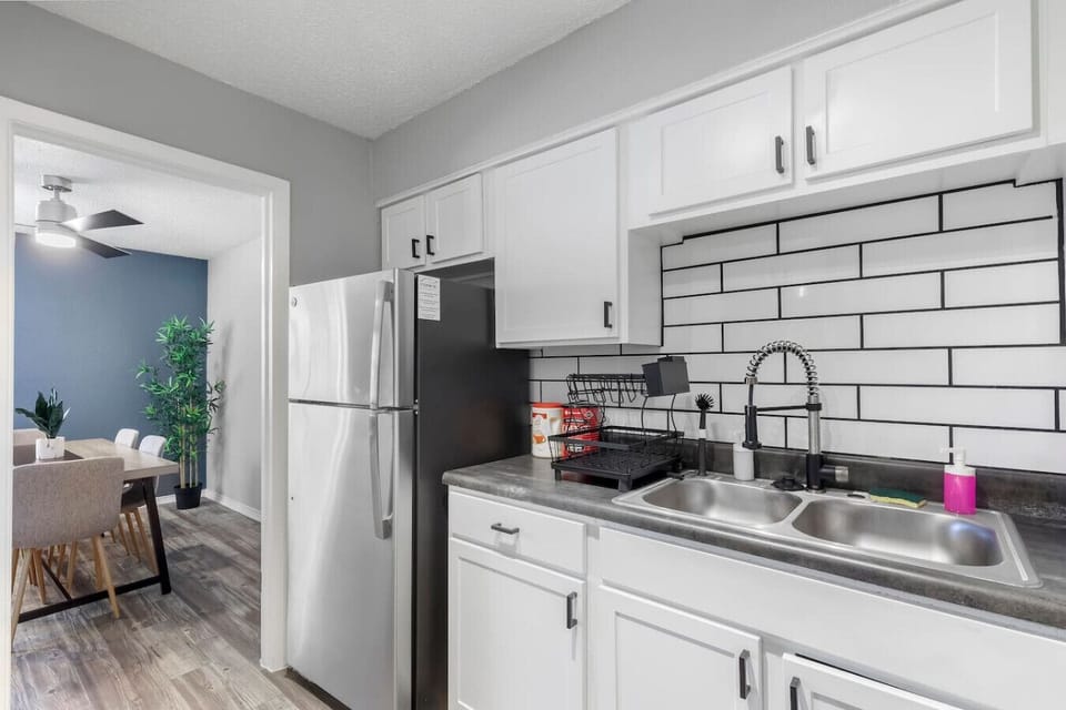 Fully equipped kitchen with modern appliances, perfect for preparing meals during your stay in Arlington. A convenient option for longer stays, game weekends, or concert trips near AT&T Stadium.