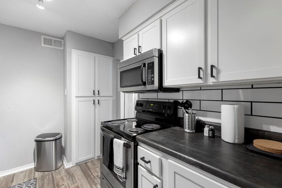 Fully equipped kitchen with modern appliances, perfect for preparing meals during your stay in Arlington. A convenient option for longer stays, game weekends, or concert trips near AT&T Stadium.