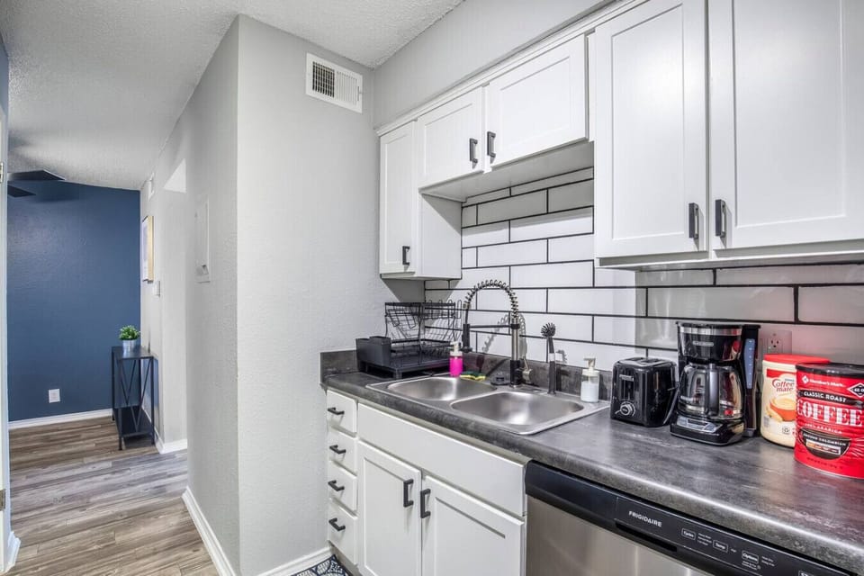 Fully equipped kitchen with modern appliances, perfect for preparing meals during your stay in Arlington. A convenient option for longer stays, game weekends, or concert trips near AT&T Stadium.