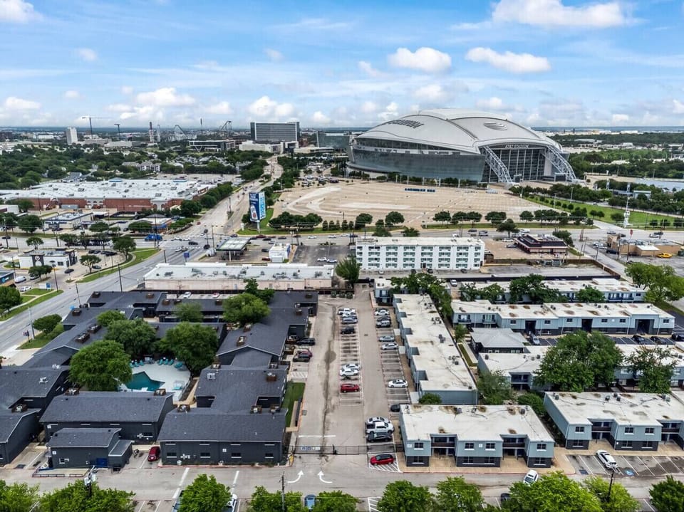 Located in a convenient and well-maintained community at Stadium 700, just minutes from AT&T Stadium, restaurants, and top Arlington attractions.