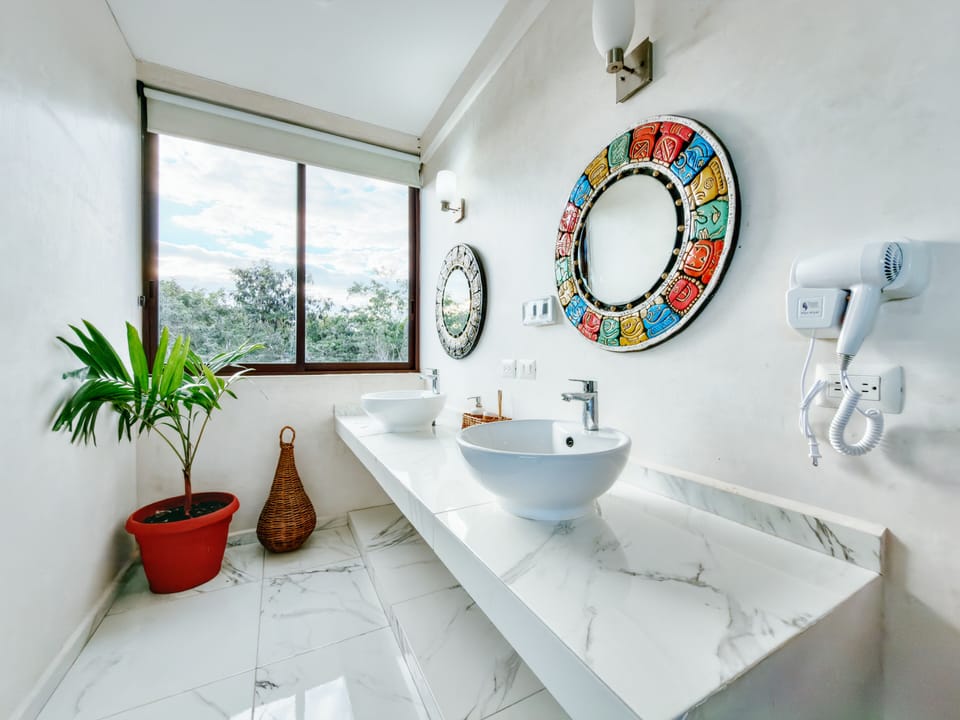 Comfort Studio Suite | Bathroom | Shower, hair dryer, towels, soap
