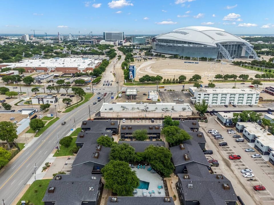 Located in a convenient and well-maintained community at Stadium 700, just minutes from AT&T Stadium, restaurants, and top Arlington attractions