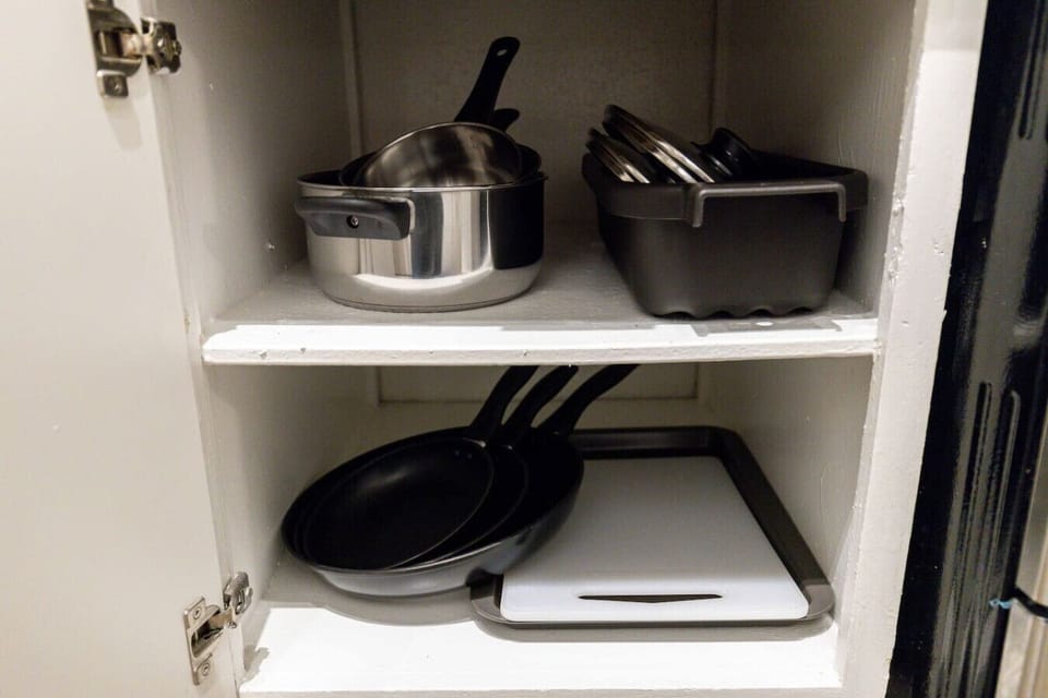 Fully equipped kitchen with modern appliances, perfect for preparing meals during your stay in Arlington. A convenient option for longer stays, game weekends, or concert trips near AT&T Stadium