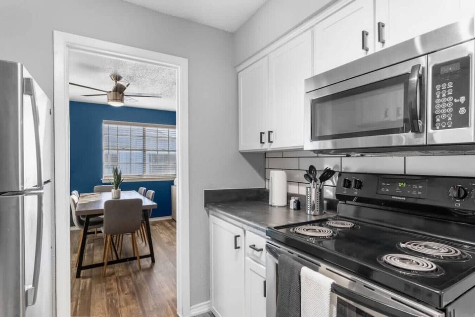 Fully equipped kitchen with modern appliances, perfect for preparing meals during your stay in Arlington. A convenient option for longer stays, game weekends, or concert trips near AT&T Stadium