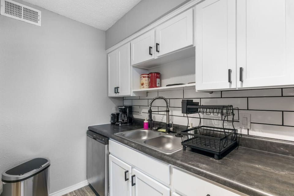 Fully equipped kitchen with modern appliances, perfect for preparing meals during your stay in Arlington. A convenient option for longer stays, game weekends, or concert trips near AT&T Stadium