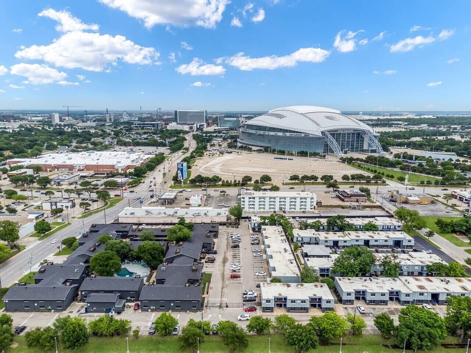 Located in a convenient and well-maintained community at Stadium 700, just minutes from AT&T Stadium, restaurants, and top Arlington attractions