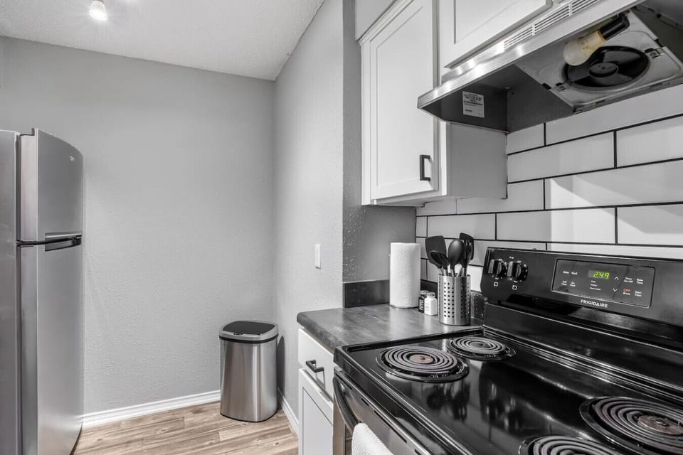 Fully equipped kitchen with modern appliances, perfect for preparing meals during your stay in Arlington. A convenient option for longer stays, game weekends, or concert trips near AT&T Stadium.