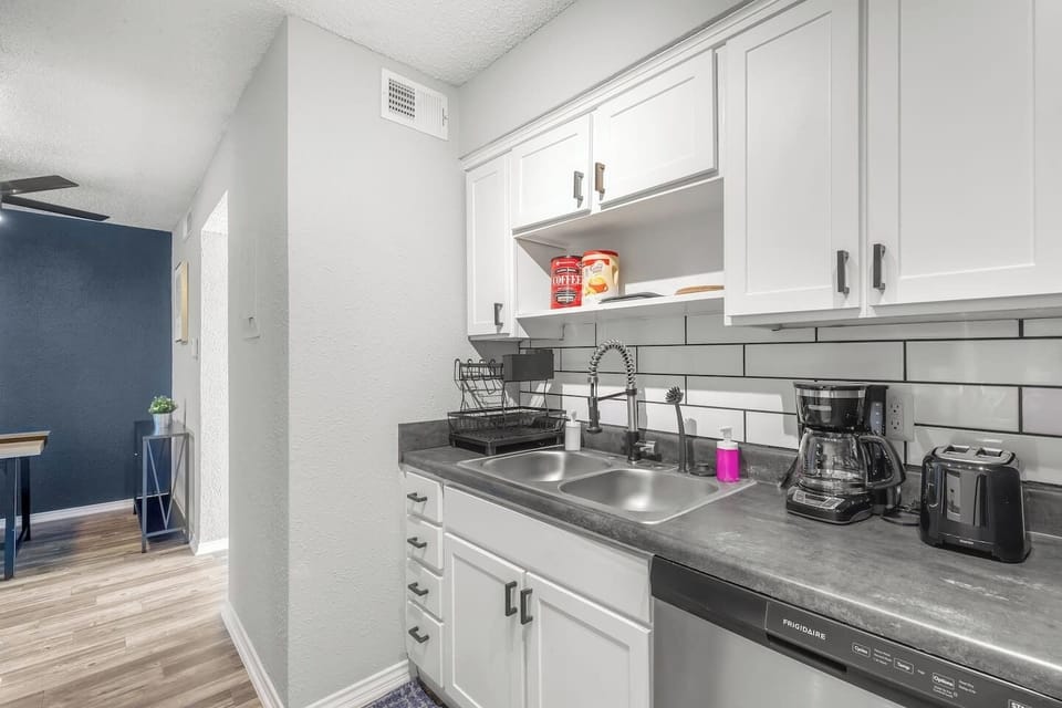 Fully equipped kitchen with modern appliances, perfect for preparing meals during your stay in Arlington. A convenient option for longer stays, game weekends, or concert trips near AT&T Stadium.